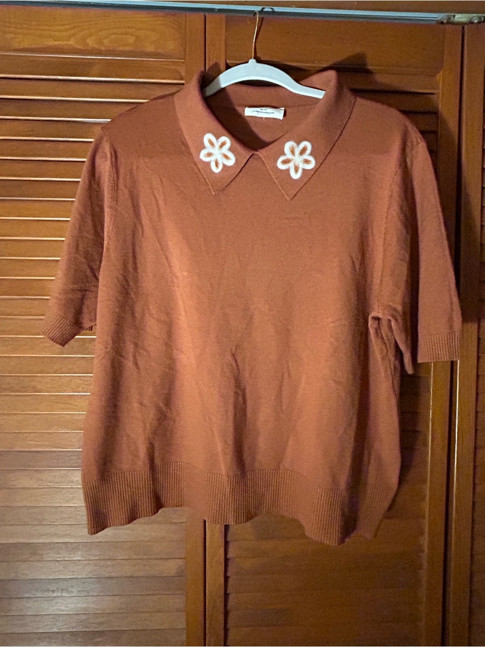 Milani Rust Short-Sleeve Polo Sweater with White Floral Collar